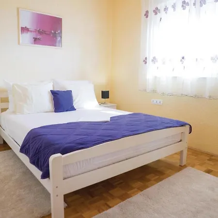 Three-bedroom In Vinjani Gornji Tatil Evi
