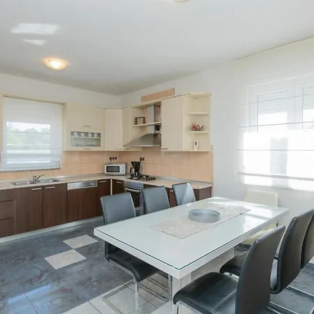 Three-bedroom In Vinjani Gornji Aracici