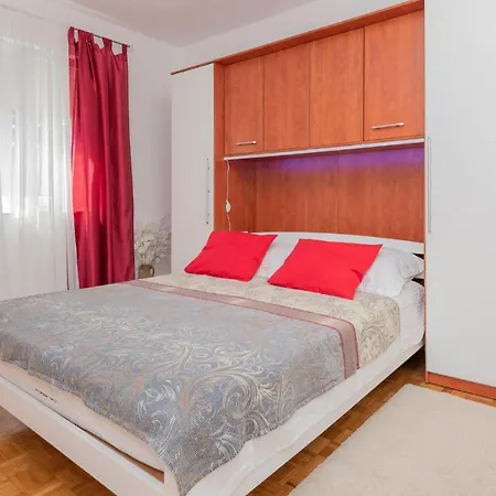 Three-bedroom In Vinjani Gornji *