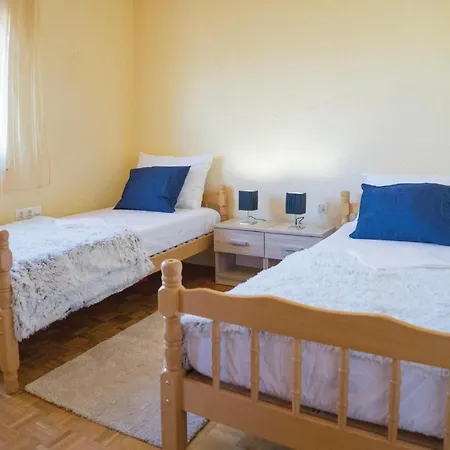 Holiday home 3 Bedroom Beautiful In Vinjani Gornji *