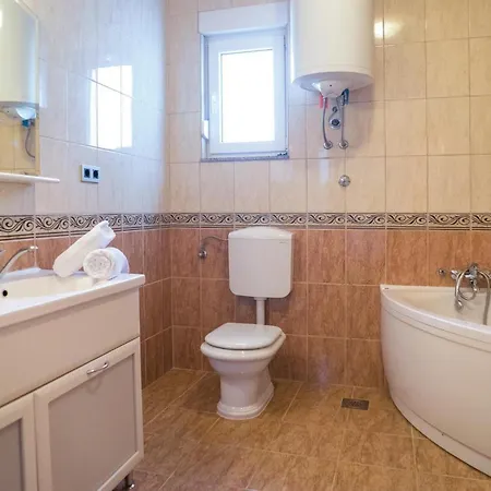 Three-bedroom In Vinjani Gornji * Aracici