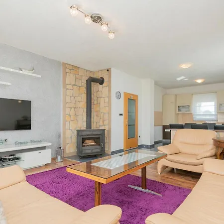 Holiday home 3 Bedroom Beautiful In Vinjani Gornji *