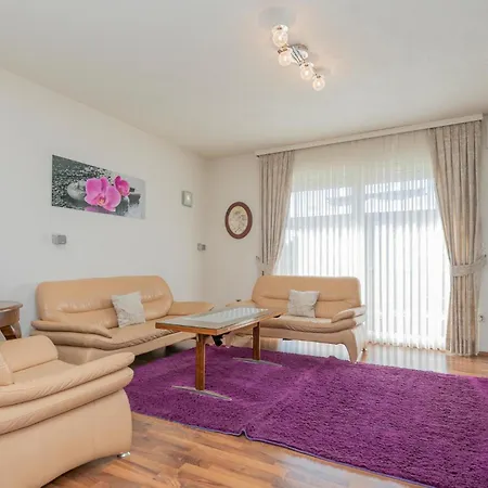 Holiday home 3 Bedroom Beautiful In Vinjani Gornji *