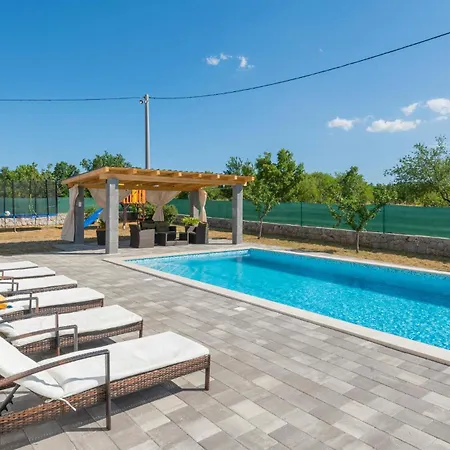 Holiday home 3 Bedroom Beautiful In Vinjani Gornji Aracici