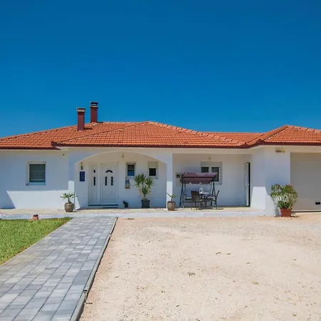 3 Bedroom Beautiful In Vinjani Gornji * Aracici
